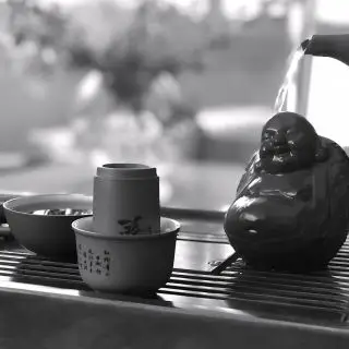 gong fu cha - čajový obřad - koupání sošky Budhy