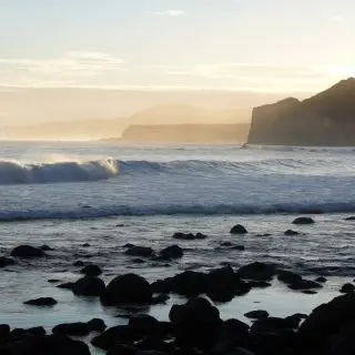 Východ slunce na tajném surfovém spotu, Sao Miguel, Azorské ostrovy, Portugalsko