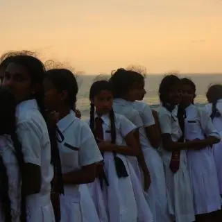 Srílanské studentky pozorují západ slunce v Galle, Srí Lanka