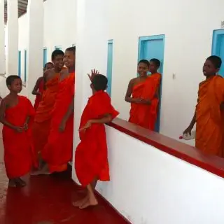 Mladí mnichové v budhistickém chrámu, Srí Lanka