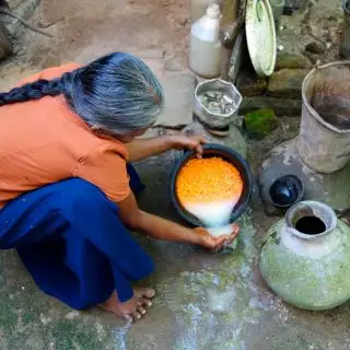 Tradiční vaření na venkově probíhá většinou venku - vymývání čočky pro čočkové kari, Srí Lanka