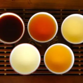 Některé odstíny čajových nálevů