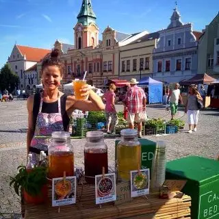 Čajobar s poctivými ledovými čaji a Bohunka z Čajových Bedýnek na Farmářských trzích na Mělníku - foto: Jolana aka Světlonoška