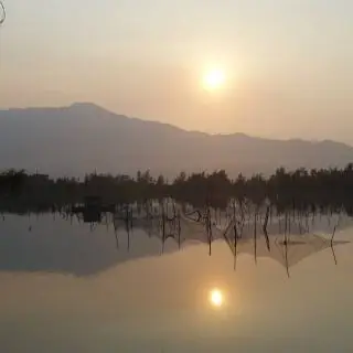 Západ slunce nad rybářskou vesničkou, Vietnam.