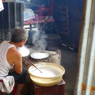 Příprava rýžových placek na páře, Vietnam