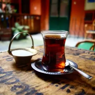 Turecký čaj rize v autentické skleničce - na zahrádce před Dobrou čajovnou na Václaváku