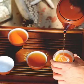 Japonská čajová konvička kyusu, šálky a čajové moře