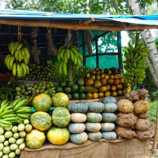 Pouliční obchod se zeleninou, Kerala, Indie