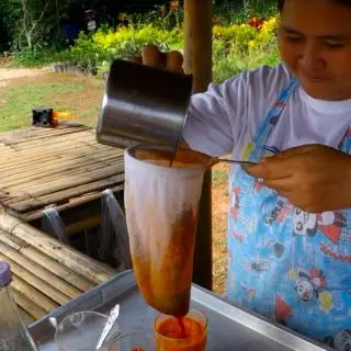 Thajský oranžový ledový čaj cha yen - luhování v čajové ponožce