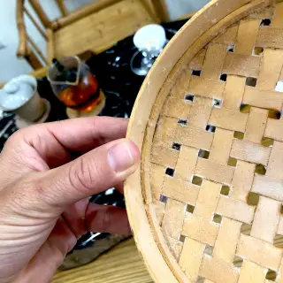 Kofein vykrystalizovaný na podložce, na které se pekl čaj oolong na Taiwanu