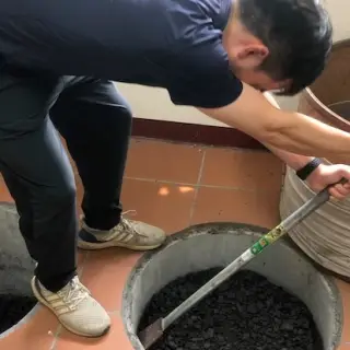 Demonstrace náročnosti pečení oolongů na dřevěném uhlí od farmáře Joshe z Taiwanu.