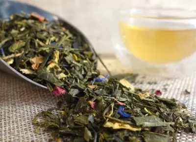 Vzpomínka na letní louku - čínský zelený čaj s kvítky chrpy, slunečnice a růže