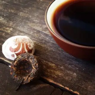 Šálek s tmavým čajem pu erh - aneb jak vyčistit šálek od čaje bez chemie
