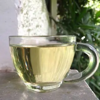 šálek domácího bílého čaje