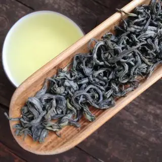 Suché čajové lístky by měly být podobné velikosti a tvaru - vietnamský zelený čaj Suoí Giang