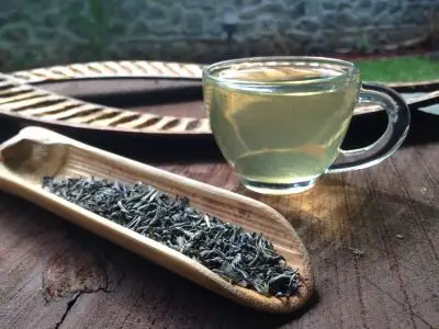 Chun mee - vzácné obočí - kvalitní sypaný zelený čaj z čínského Hunanu