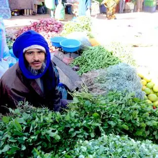 Prodavač čerstvých bylinek na tradičním tržišti souk