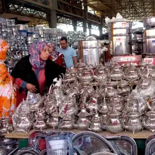 Prodej konviček na čaj na tradičním tržišti souk