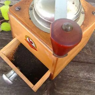 Mlýnek s čerstvě umletým cejlonským černým čajem