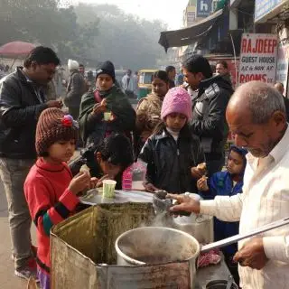 Prodejce masala chai v Indii
