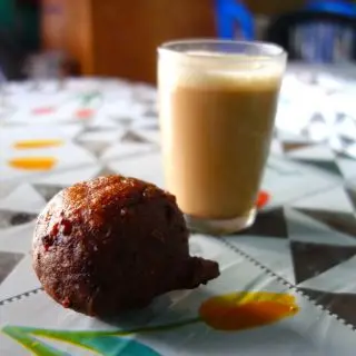Bonda a masala chai v pouliční restauraci v Indii - nej snídaně