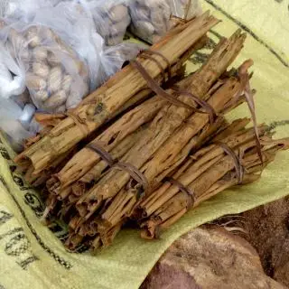 Skořice - základ koření na masala chai - na tržišti na Srí Lance