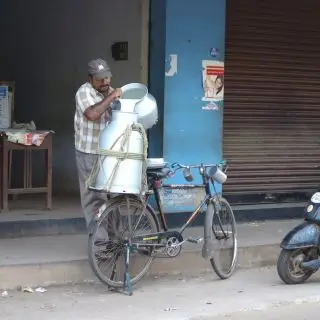 Obchodník s mlékem - základní ingrediencí pro masala chai v Indii