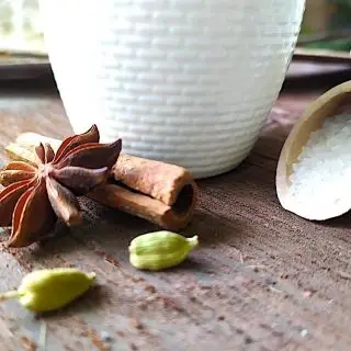 chai latte koření a cukr - domácí recept na chai latte