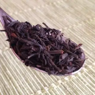 čajová lžička čaje Assam Dhelakhat