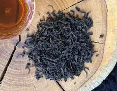 Japan Red plum - kvalitní sypaný japonský černý čaj - detail čajových lístků