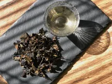 Bílý čaj Qin yu white ze Shanlin xi - kvalitní sypaný bílý čaj - detail čajových lístků