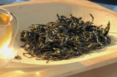 Nilgiri frost oolong - kvalitní sypaný ručně vyrobený oolong z indických Modrých hor - detail čajových lístků
