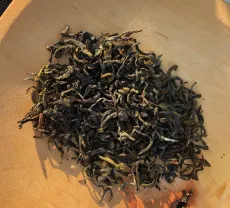 Nilgiri frost oolong - kvalitní sypaný ručně vyrobený oolong z indických Modrých hor - detail čajových lístků