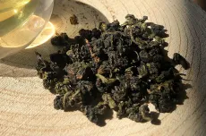 Se chung oolong - kvalitní zelený čaj typu oolong z čísnkého Fujianu oblast Anxi - detail čajových lístků