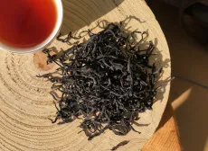 Ruby Sun moon lake Taiwan - kvalitní sypaný černý čaj s tóny máty a skořice - detail suchých čajových lístků