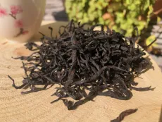 Ruby Sun moon lake Taiwan - kvalitní sypaný černý čaj s tóny máty a skořice - detail suchých čajových lístků