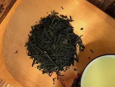 Japan Gyokuro - Kagoshima Kirishima Yabukita - kvalitní sypaný japonský zelený čaj - detail čajových lístků