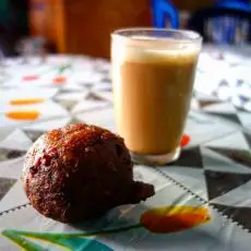 Masala chai a tradiční smažený zákusek indického státu Kerala - v pouliční restauraci v Indii