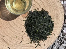 Sencha Kagoshina Kirishima Kanayamidori - kvalitní sypaný japonský zelený čaj - detail čajových lístků.jpeg