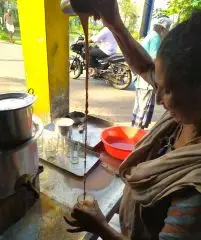 Indický čaj s mlékem - míchání a servírování.