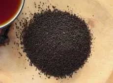 Assam CTC - kvalitní sypaný černý čaj z indického Assamu vhodný na přípravu masala chai - detail čajových lístků
