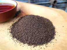 Assam CTC - kvalitní sypaný černý čaj z indického Assamu zpracovaný metodou CTC vhodný na masala chai, chai latte a čaj s mlékem - detail čajových lístků