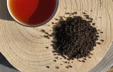 Assam CTC - "granulkový čaj" -  kvalitní sypaný indický černý čaj - detail čajových lístků