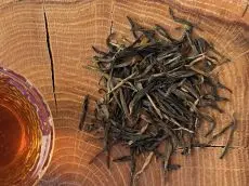 Golden needle - kvalitní sypaný čínský černý čaj z tipsů - detail čajových lístků