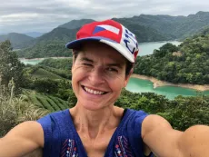 Bohunka z Čajových Bedýnek na Taiwanu v oblasti New Taipei city s čajovými zahradami v pozadí