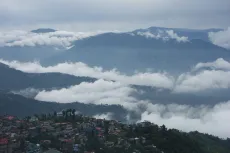 Výhled z města Darjeeling na část města a okolní hory