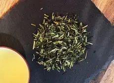 Kukicha premium - kvalitní sypaný japonský zelený čaj - detail čajových lístků