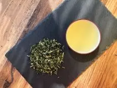 Kukicha premium - kvalitní sypaný japonský zelený čaj - detail čajových lístků