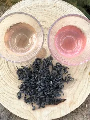 Kenya purple rain - vínový čaj - čaj s vínovými lístky zpracovaný jako zelený čaj po přidání citrónu do šálku vpravo