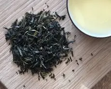 Vietnamský zelený čaj Pin ho jade z letitých divokých čajovníků - detail čajových lístků